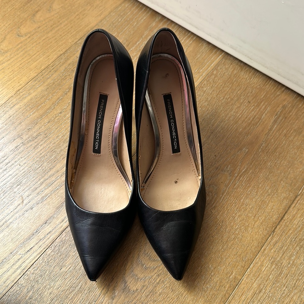 French connection, 7.5 black leather pointed toe pumps.
